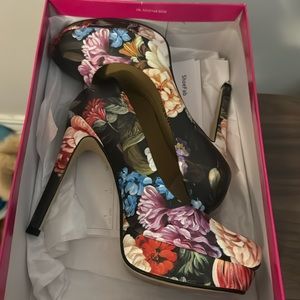 Chinese Laundry Platform Pumps